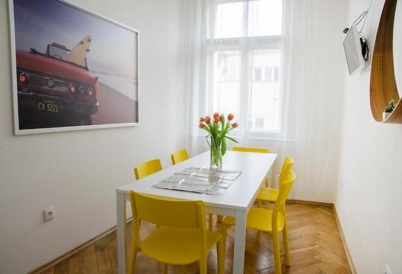 هاستل The Republic Apartments