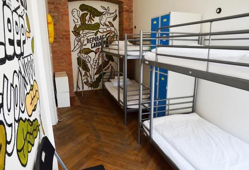 هاستل The Republic Apartments