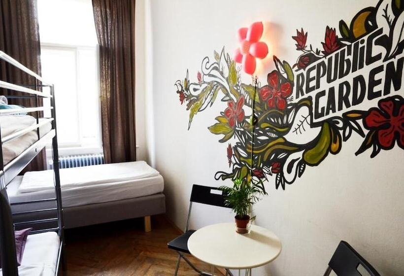 هاستل The Republic Apartments