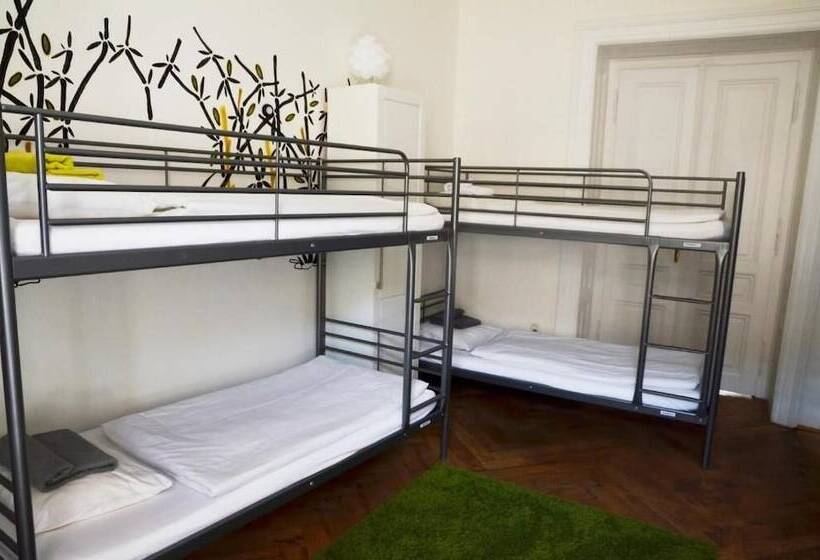 هاستل The Republic Apartments