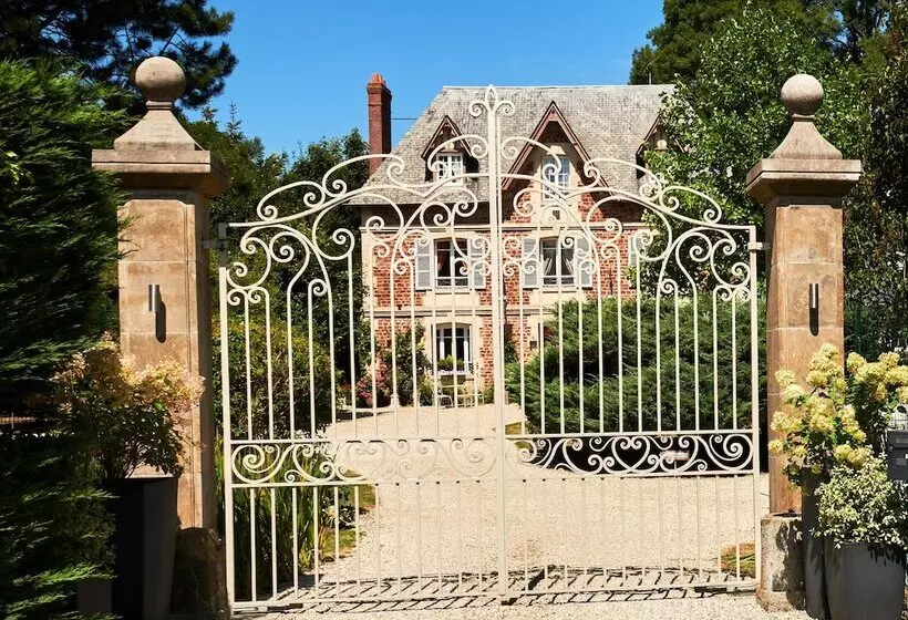 ベッドアンドブレックファースト Manoir Des Lions De Tourgeville