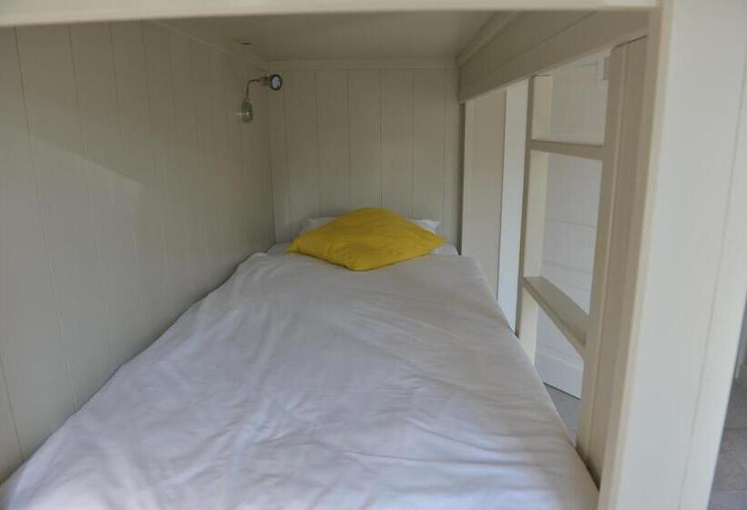 Five Point Hostel & Apartments