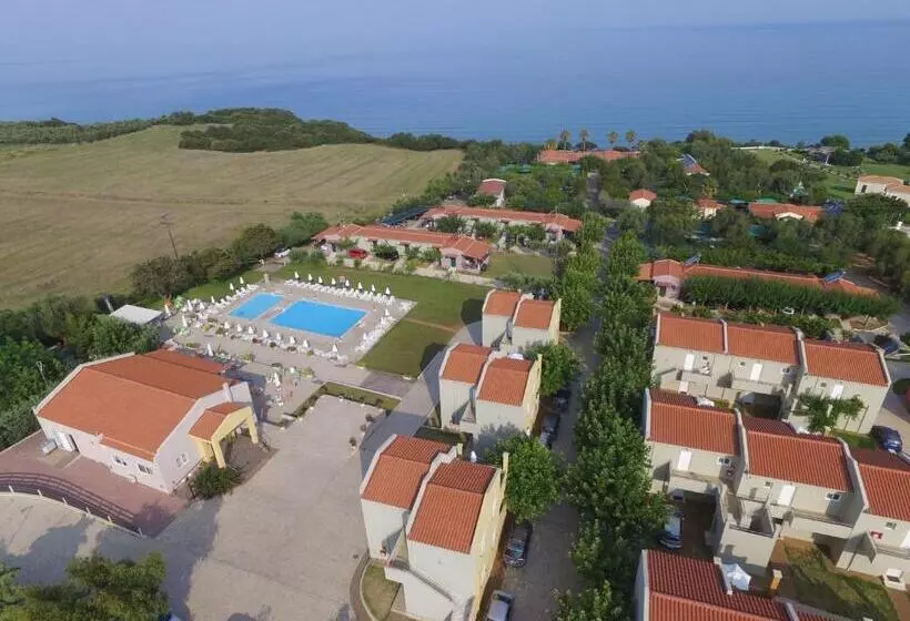 Hotelli Fournia Village