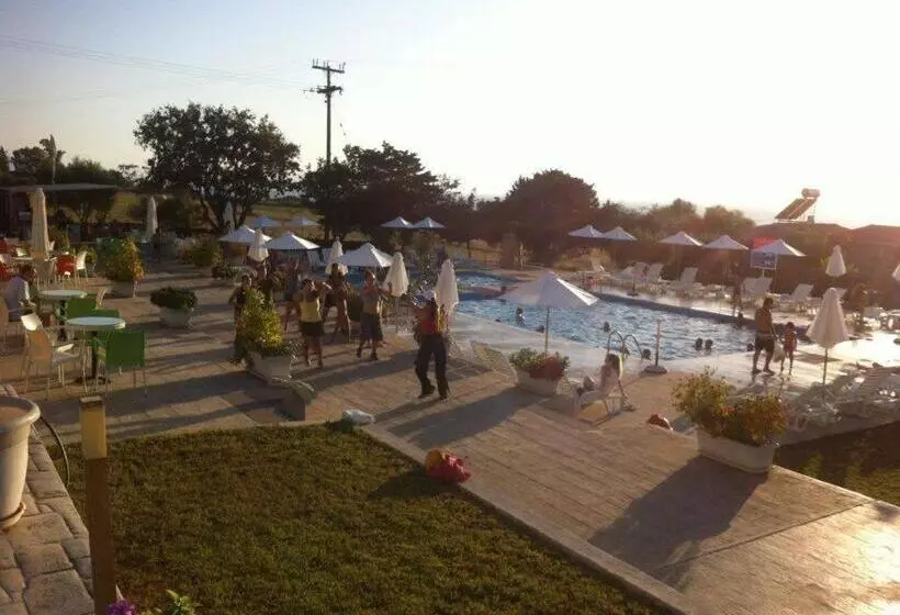 Hotelli Fournia Village