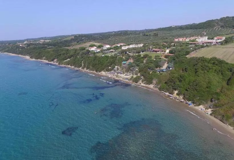 Hotelli Fournia Village