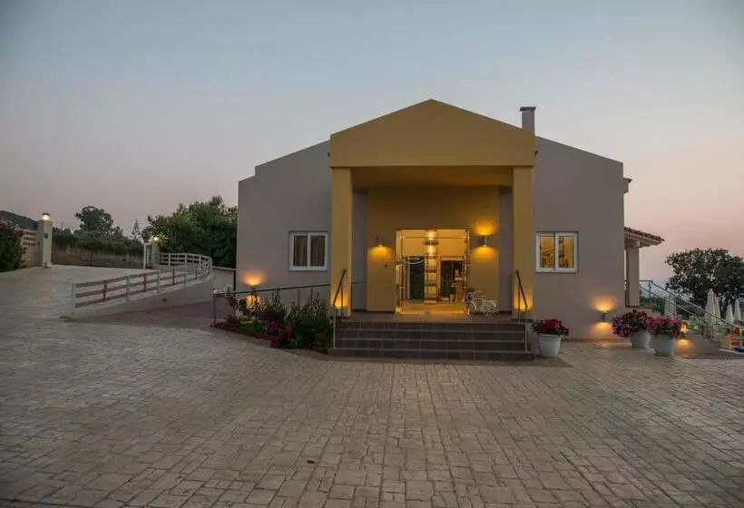 Hotelli Fournia Village