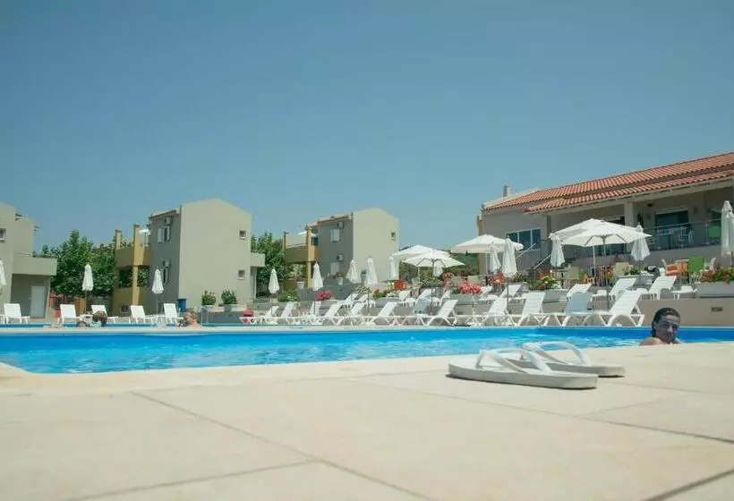 Hotelli Fournia Village