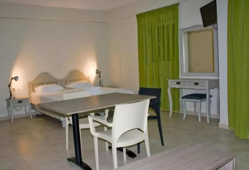 Hotelli Fournia Village