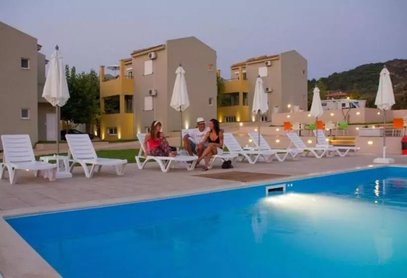 Hotelli Fournia Village