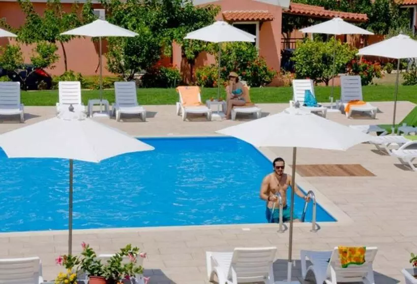 Hotelli Fournia Village