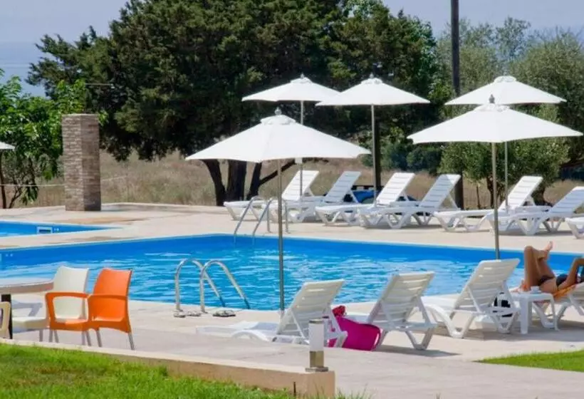 Hotelli Fournia Village