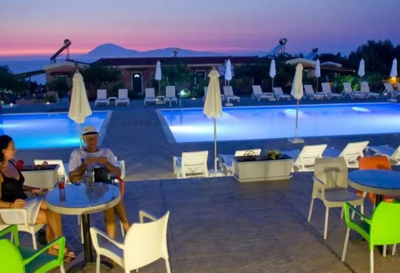 Hotelli Fournia Village