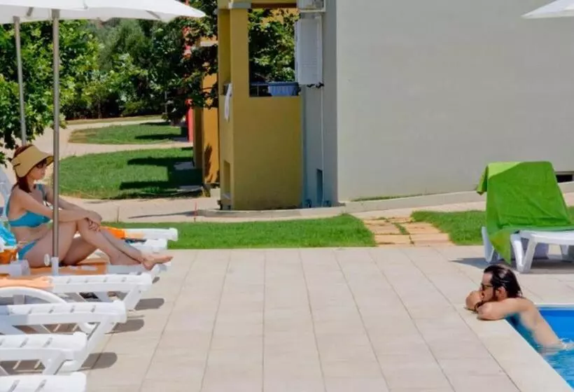 Hotelli Fournia Village