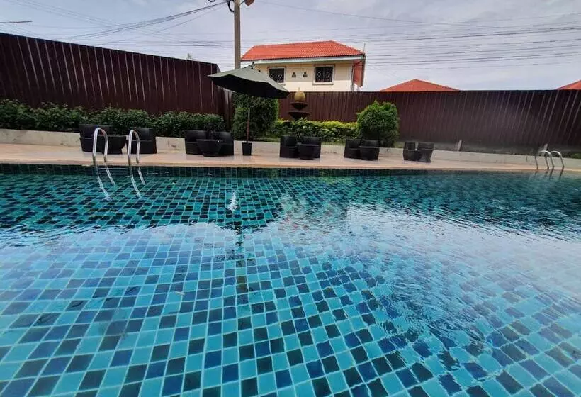 Hotelli Retreat Resort Pattaya