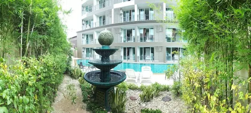 Hotelli Retreat Resort Pattaya