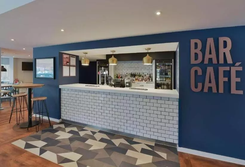 ホテル Travelodge London Hounslow