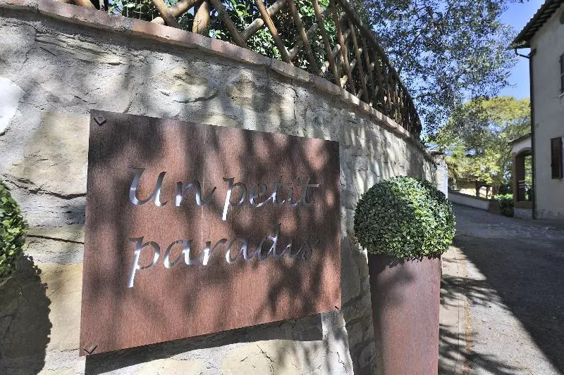 Hotelli Un Petit Paradis