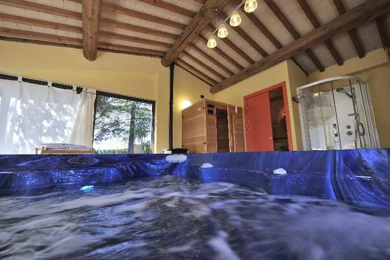 Hotelli Un Petit Paradis