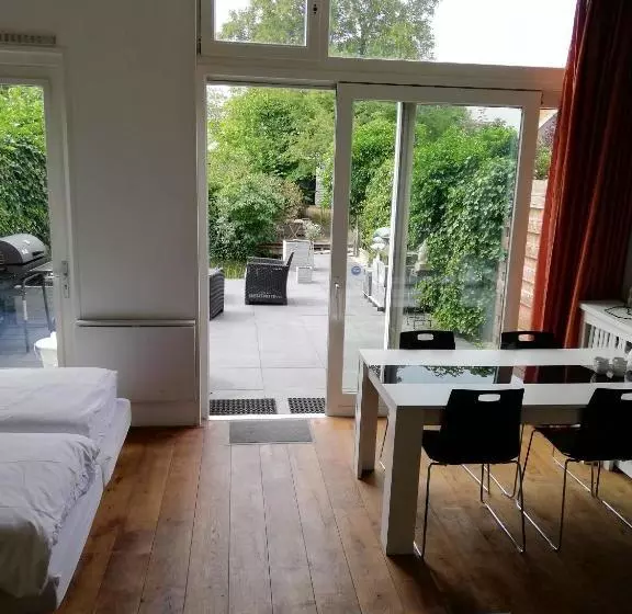 تختخواب و صبحانه Canal Garden Apartment Staywell Amsterdam