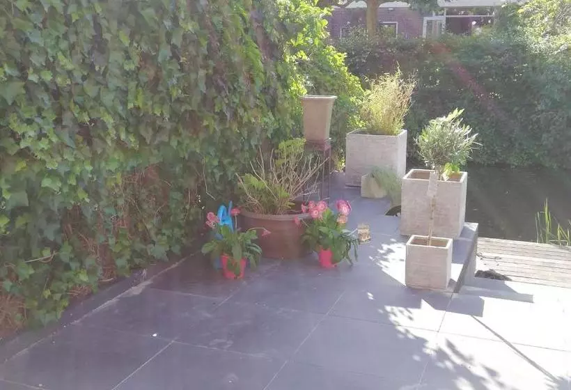 تختخواب و صبحانه Canal Garden Apartment Staywell Amsterdam