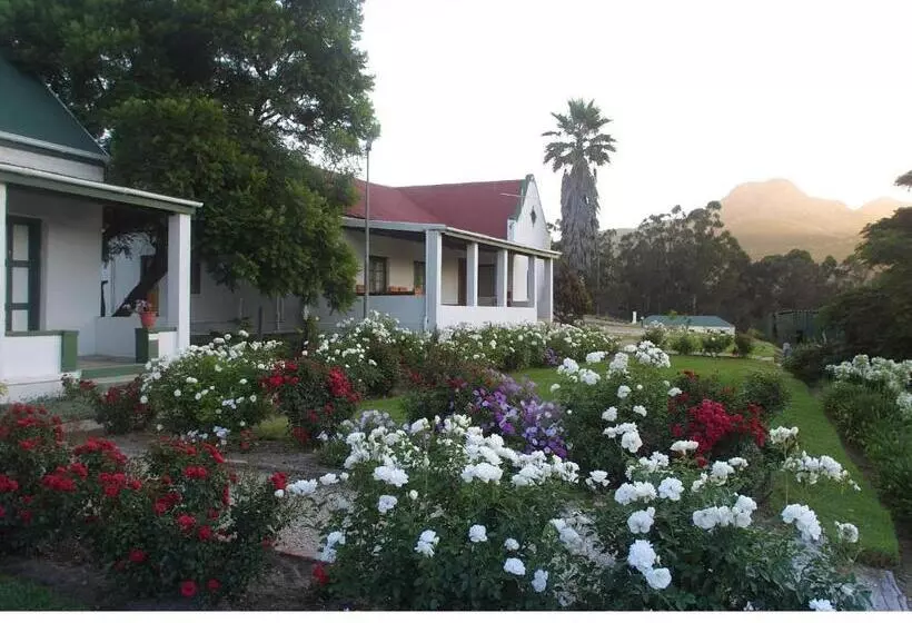 Aamiaismajoitus (B&B) Over The Mountain Guest Farm