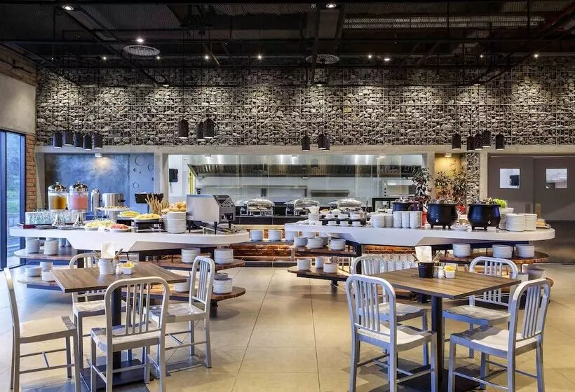 ホテル Ibis Styles Kota Kinabalu Inanam