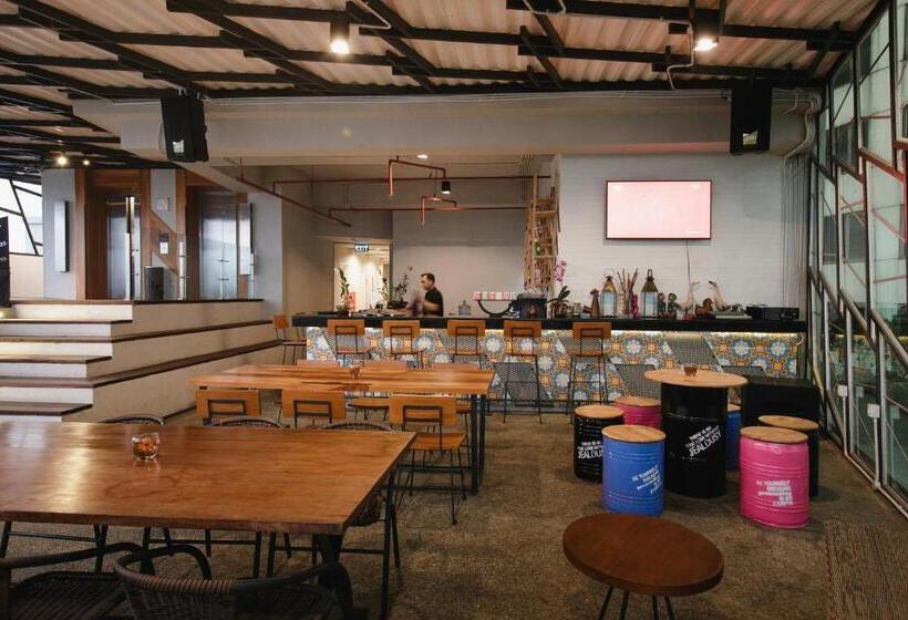 Отель Janevalla Bandung