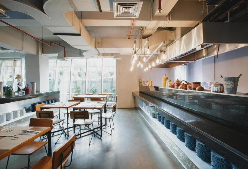 Отель Janevalla Bandung