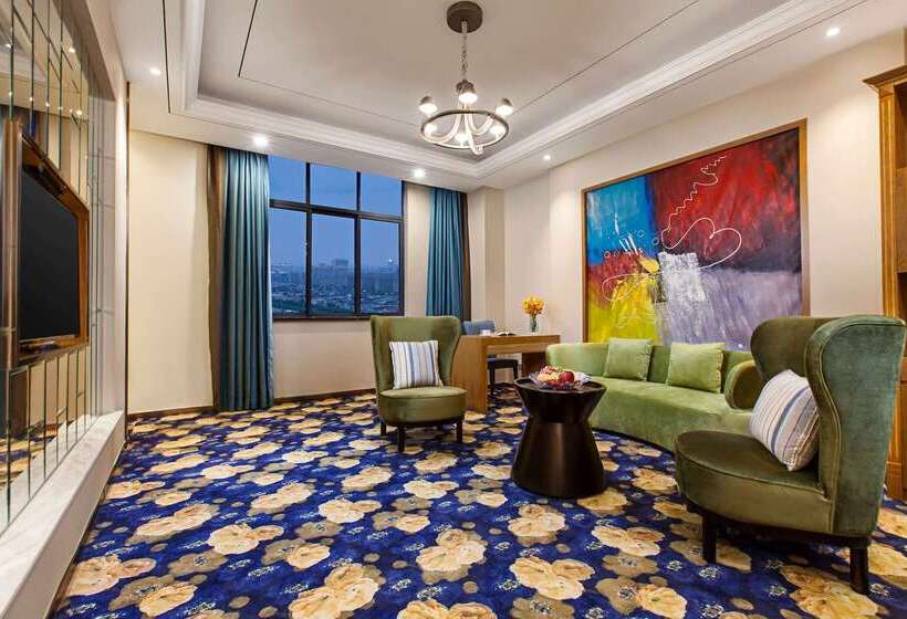 Отель Ramada By Wyndham Taixing