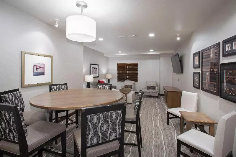 ホテル Staybridge Suites Rapid City   Rushmore, An Ihg