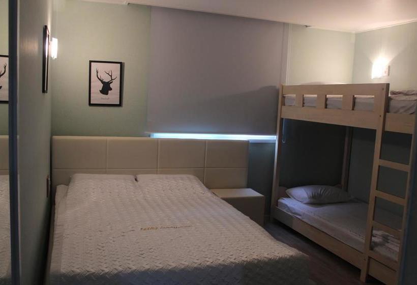 Hi & J Guesthouse  Hostel