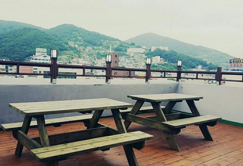 Hi & J Guesthouse  Hostel