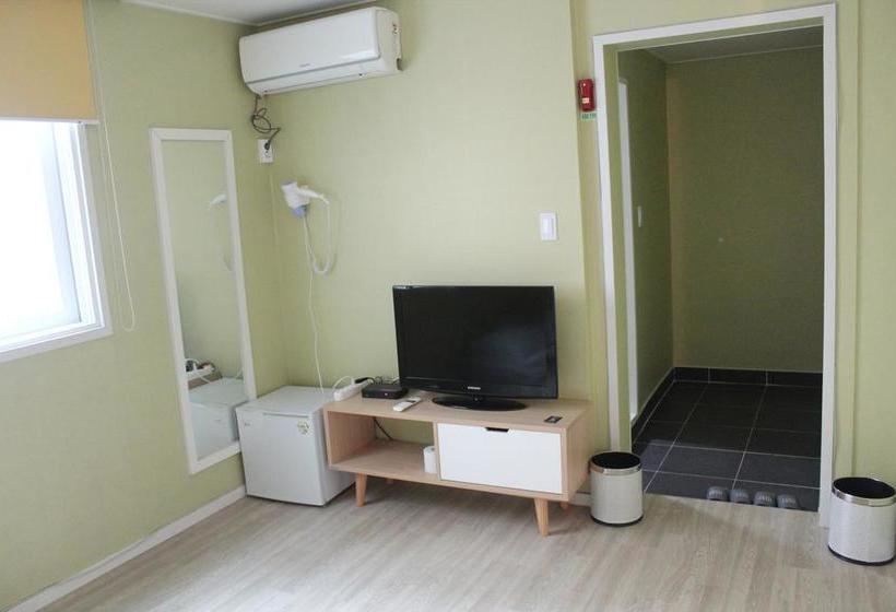 Hi & J Guesthouse  Hostel