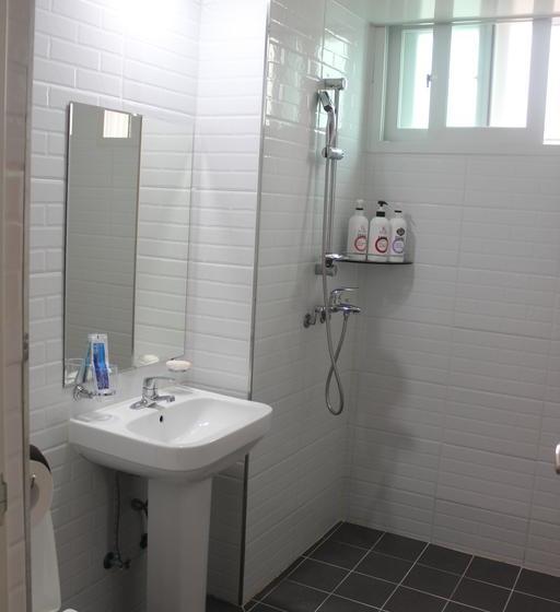 Hi & J Guesthouse  Hostel