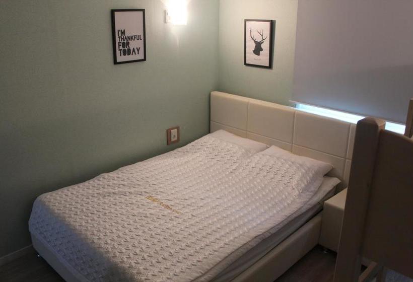 Hi & J Guesthouse  Hostel