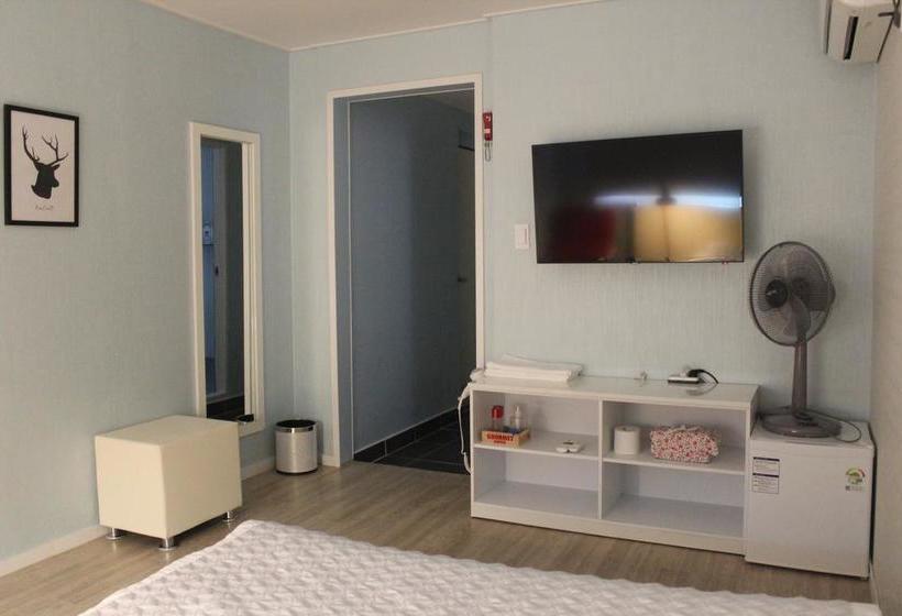 Hi & J Guesthouse  Hostel