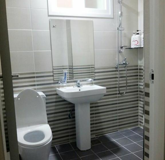 Hi & J Guesthouse  Hostel