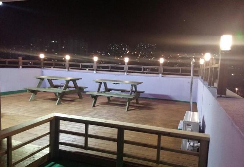 Hi & J Guesthouse  Hostel