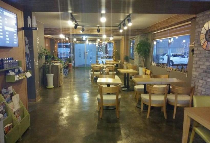 Hi & J Guesthouse  Hostel