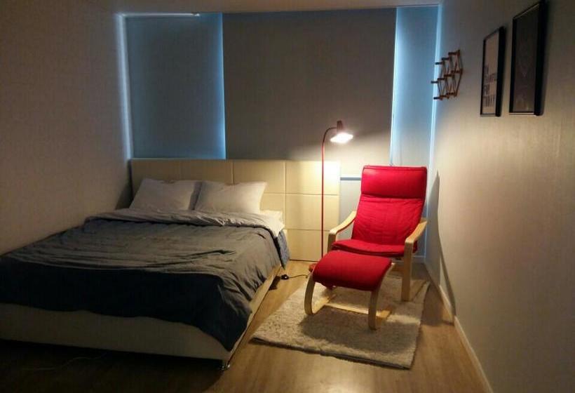 Hi & J Guesthouse  Hostel