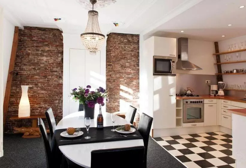 تختخواب و صبحانه Canal Holiday Apartment