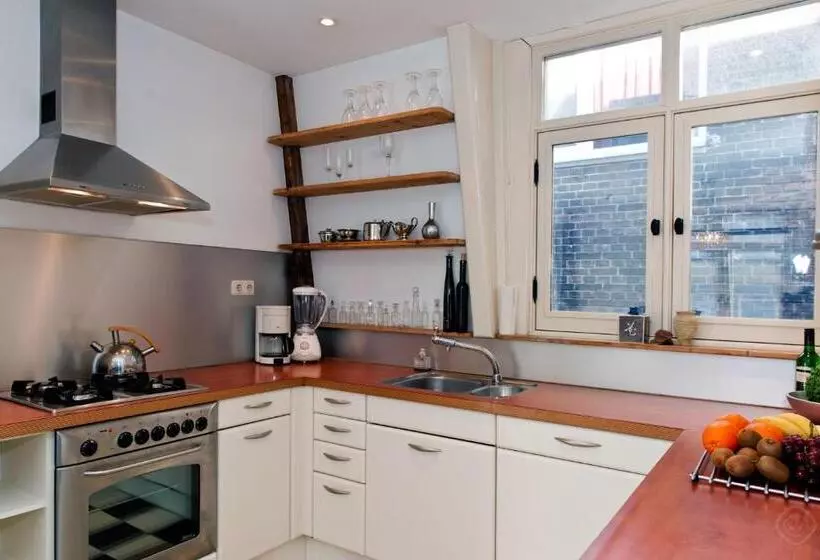 تختخواب و صبحانه Canal Holiday Apartment