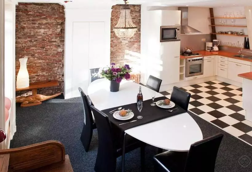 تختخواب و صبحانه Canal Holiday Apartment