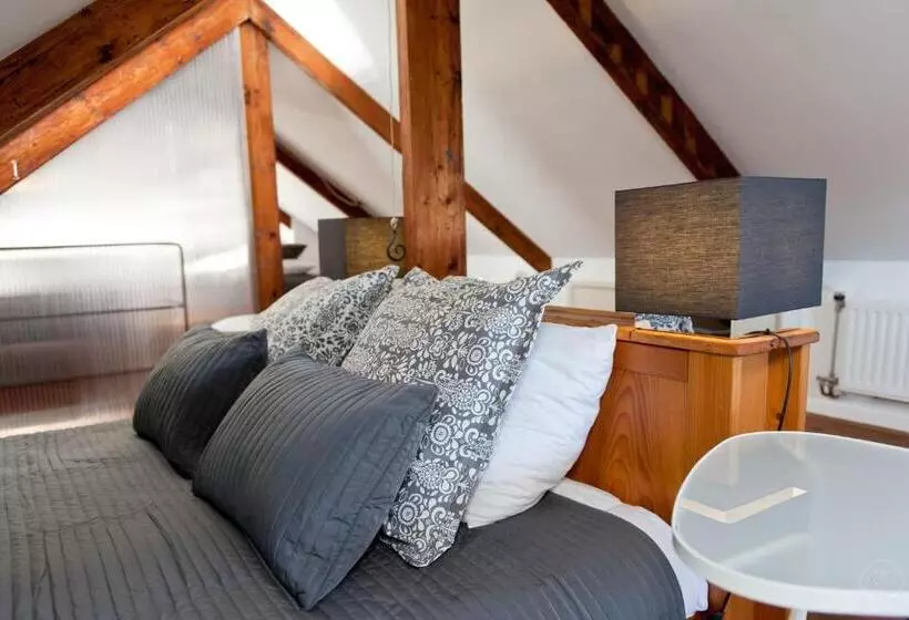 تختخواب و صبحانه Canal Holiday Apartment