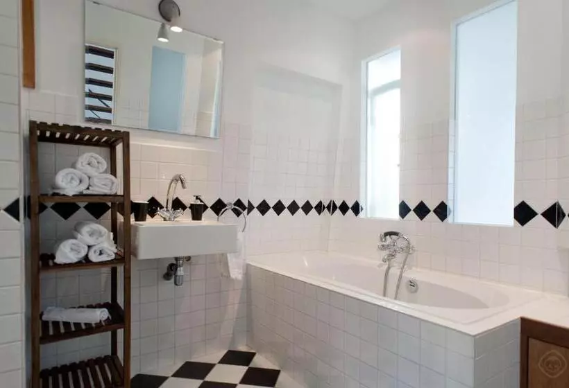 تختخواب و صبحانه Canal Holiday Apartment