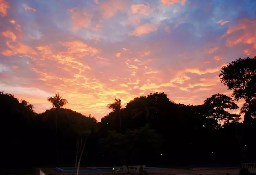 هتل Diria Santa Cruz