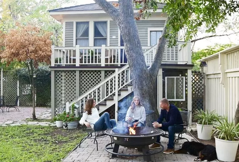 Katy House Bed And Breakfast