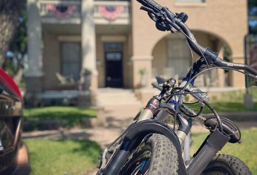 Katy House Bed And Breakfast