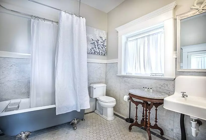 Katy House Bed And Breakfast