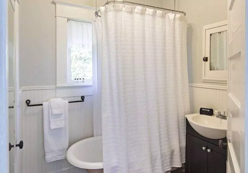 Katy House Bed And Breakfast